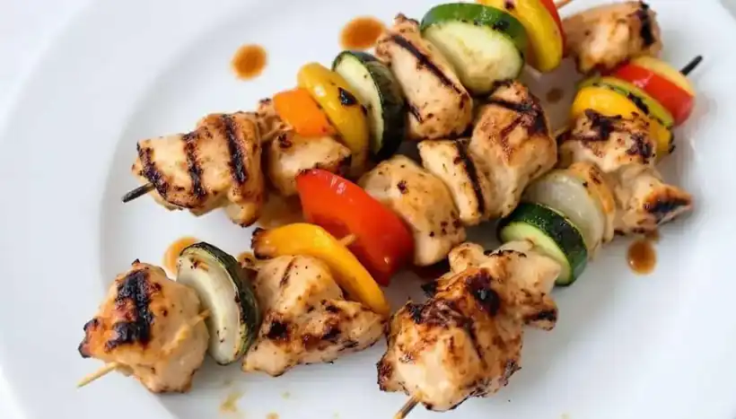 découvrez notre recette de kebab léger, idéale pour vos repas d'été ! apprenez à préparer ce plat savoureux avec des ingrédients frais et légers, pour une expérience culinaire délicieuse et saine. parfait pour les barbecues et les pique-niques !