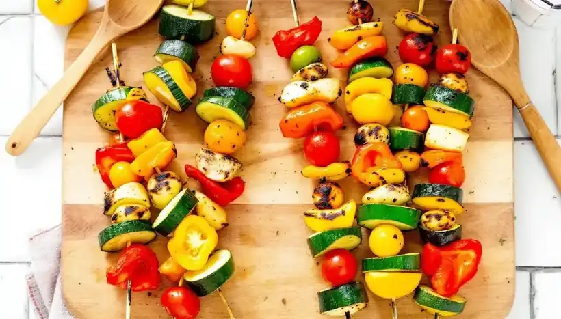 découvrez notre recette savoureuse de kebabs aux légumes rôtis accompagnés d'une sauce crémeuse. parfait pour un repas équilibré, gourmand et facile à préparer !