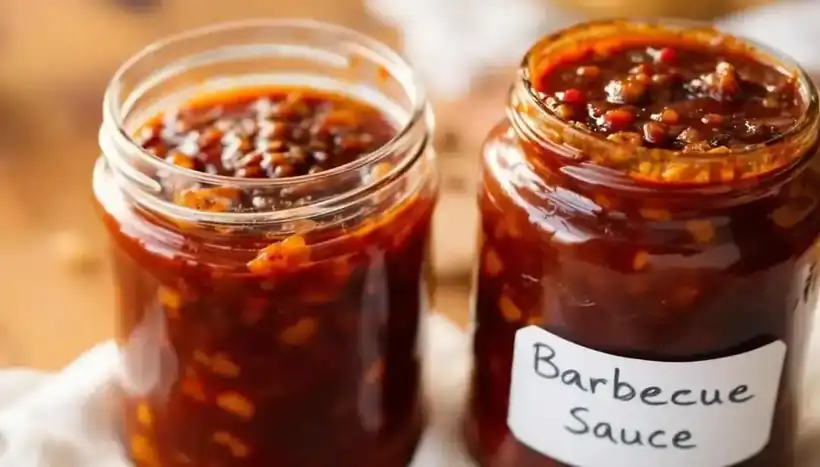 découvrez nos kebabs savoureux garnis d'oignons frits croustillants et accompagnés d'une sauce barbecue maison, pour une explosion de saveurs à chaque bouchée. idéal pour les amateurs de street food généreuse et gourmande !